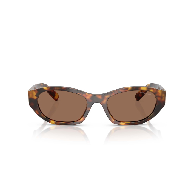 Miu Miu SMU A03 col. 14L-60M è un occhiale da sole da donna in acetato marrone tartarugato, dalla forma irregolare e calibro 53.