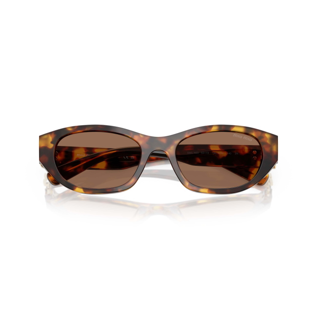 Miu Miu SMU A03 col. 14L-60M è un occhiale da sole da donna in acetato marrone tartarugato, dalla forma irregolare e calibro 53.
