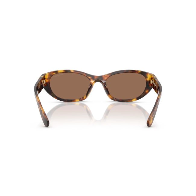 Miu Miu SMU A03 col. 14L-60M è un occhiale da sole da donna in acetato marrone tartarugato, dalla forma irregolare e calibro 53.