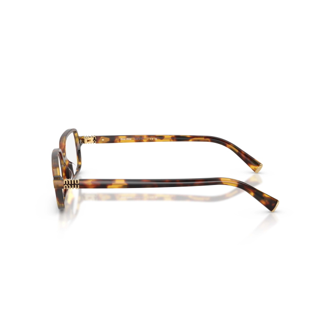 Miu Miu VMU 01Y col. 14L-1O1 è una montatura da vista da donna in acetato marrone tartarugato, dalla forma rettangolare e calibro 51.