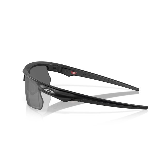 Oakley OO 9400 BISPHAERA col. 01 si distingue per il frontale pulito in acetato NERO SATINATO con lenti PRIZM BLACK POLARIZED. Il calibro 68 completa una configurazione equilibrata.