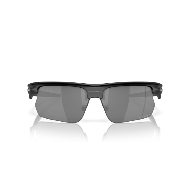 Oakley OO 9400 BISPHAERA col. 01 si distingue per il frontale pulito in acetato NERO SATINATO con lenti PRIZM BLACK POLARIZED. Il calibro 68 completa una configurazione equilibrata.