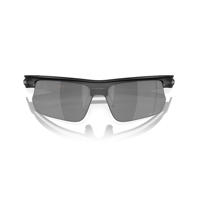 Oakley OO 9400 BISPHAERA col. 01 si distingue per il frontale pulito in acetato NERO SATINATO con lenti PRIZM BLACK POLARIZED. Il calibro 68 completa una configurazione equilibrata.