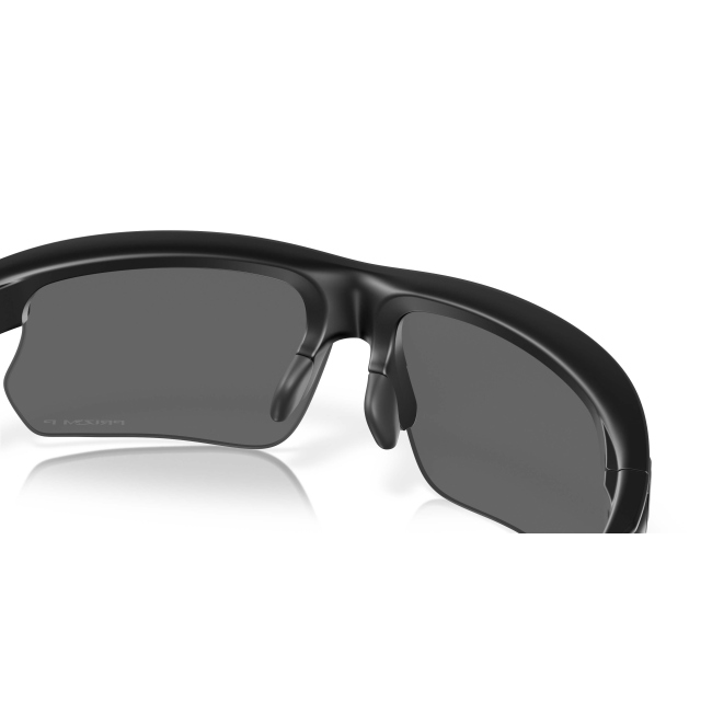 Oakley OO 9400 BISPHAERA col. 01 si distingue per il frontale pulito in acetato NERO SATINATO con lenti PRIZM BLACK POLARIZED. Il calibro 68 completa una configurazione equilibrata.