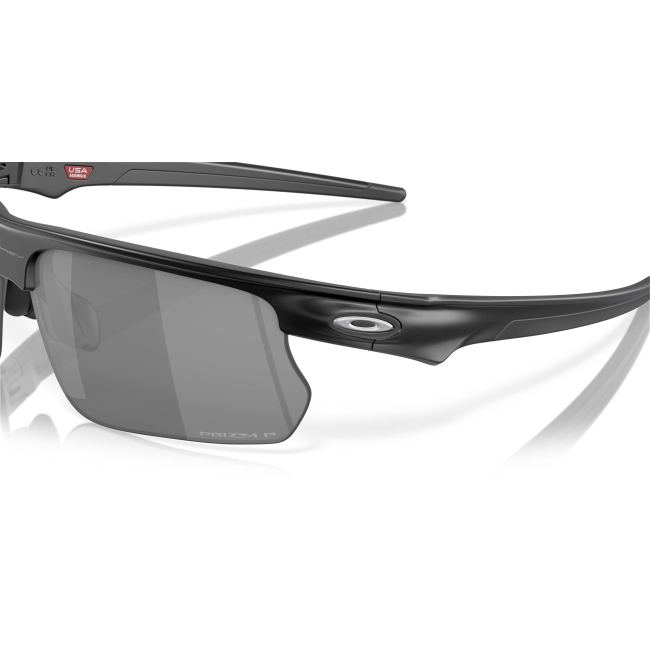 Oakley OO 9400 BISPHAERA col. 01 si distingue per il frontale pulito in acetato NERO SATINATO con lenti PRIZM BLACK POLARIZED. Il calibro 68 completa una configurazione equilibrata.