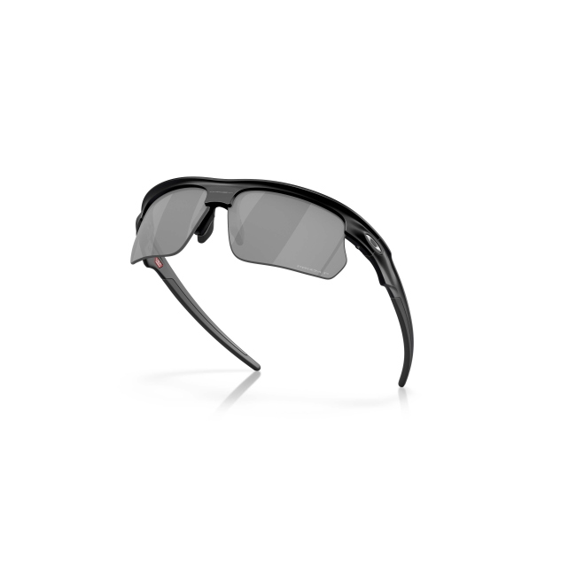 Oakley OO 9400 BISPHAERA col. 01 si distingue per il frontale pulito in acetato NERO SATINATO con lenti PRIZM BLACK POLARIZED. Il calibro 68 completa una configurazione equilibrata.