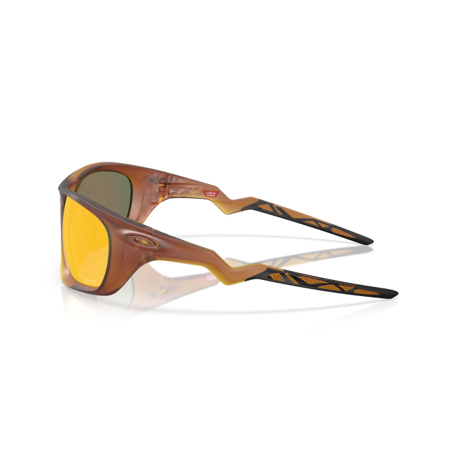 Oakley OO 9431 LATERALIS X KYLIAN MBAPPE' Col.16 Cal.60: occhiale da sole, calibro 60, colore 16. Materiale/finitura celluloide ambra scuro satinato, colore principale rosso, lenti prizm ruby.