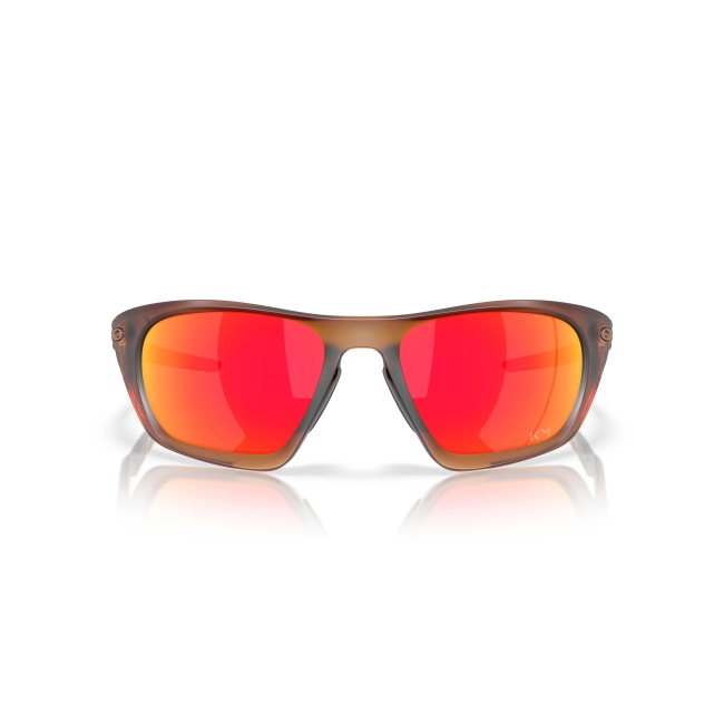Oakley OO 9431 LATERALIS X KYLIAN MBAPPE' Col.16 Cal.60: occhiale da sole, calibro 60, colore 16. Materiale/finitura celluloide ambra scuro satinato, colore principale rosso, lenti prizm ruby.