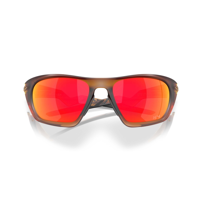 Oakley OO 9431 LATERALIS X KYLIAN MBAPPE' Col.16 Cal.60: occhiale da sole, calibro 60, colore 16. Materiale/finitura celluloide ambra scuro satinato, colore principale rosso, lenti prizm ruby.