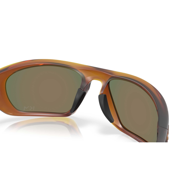 Oakley OO 9431 LATERALIS X KYLIAN MBAPPE' Col.16 Cal.60: occhiale da sole, calibro 60, colore 16. Materiale/finitura celluloide ambra scuro satinato, colore principale rosso, lenti prizm ruby.