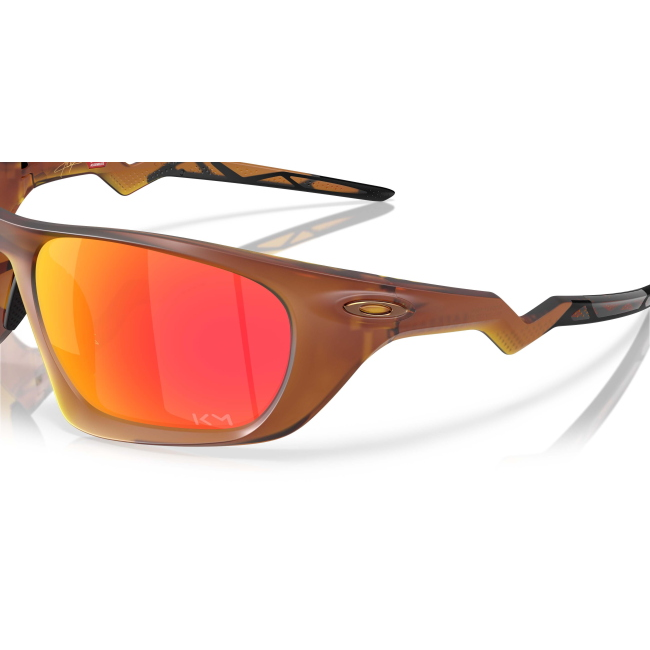 Oakley OO 9431 LATERALIS X KYLIAN MBAPPE' Col.16 Cal.60: occhiale da sole, calibro 60, colore 16. Materiale/finitura celluloide ambra scuro satinato, colore principale rosso, lenti prizm ruby.