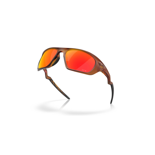 Oakley OO 9431 LATERALIS X KYLIAN MBAPPE' Col.16 Cal.60: occhiale da sole, calibro 60, colore 16. Materiale/finitura celluloide ambra scuro satinato, colore principale rosso, lenti prizm ruby.