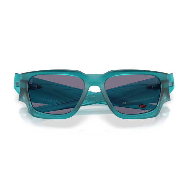 Oakley OO 9514 INSTAGATOR col. 08 è un occhiale da sole in acetato arctic surf satinato blu e calibro 58.