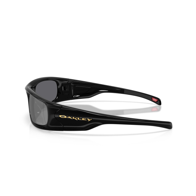 Oakley OO 9522 HIGHLAND col. 01 è un occhiale da sole in acetato nero lucido e calibro 62.