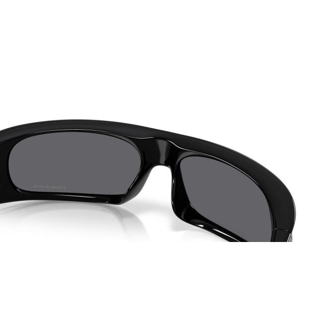 Oakley OO 9522 HIGHLAND col. 01 è un occhiale da sole in acetato nero lucido e calibro 62.