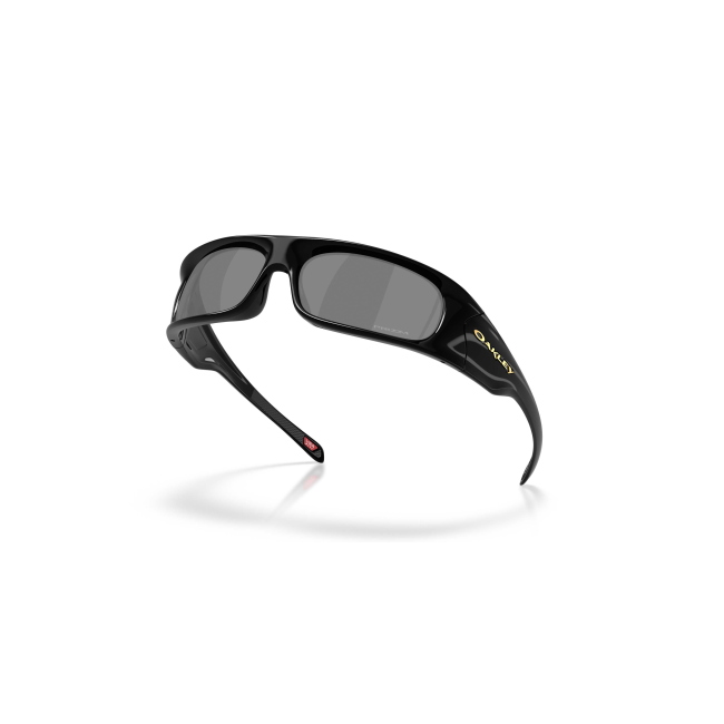 Oakley OO 9522 HIGHLAND col. 01 è un occhiale da sole in acetato nero lucido e calibro 62.