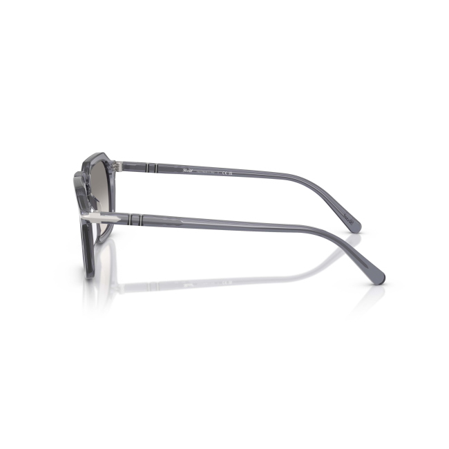Persol PO 3292S col. 1239/32 è un occhiale da sole da donna in acetato blu chiaro trasparente, dalla forma squadrata e calibro 50.