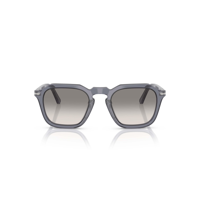 Persol PO 3292S col. 1239/32 è un occhiale da sole da donna in acetato blu chiaro trasparente, dalla forma squadrata e calibro 50.