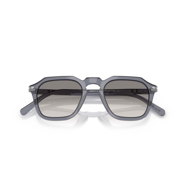 Persol PO 3292S col. 1239/32 è un occhiale da sole da donna in acetato blu chiaro trasparente, dalla forma squadrata e calibro 50.