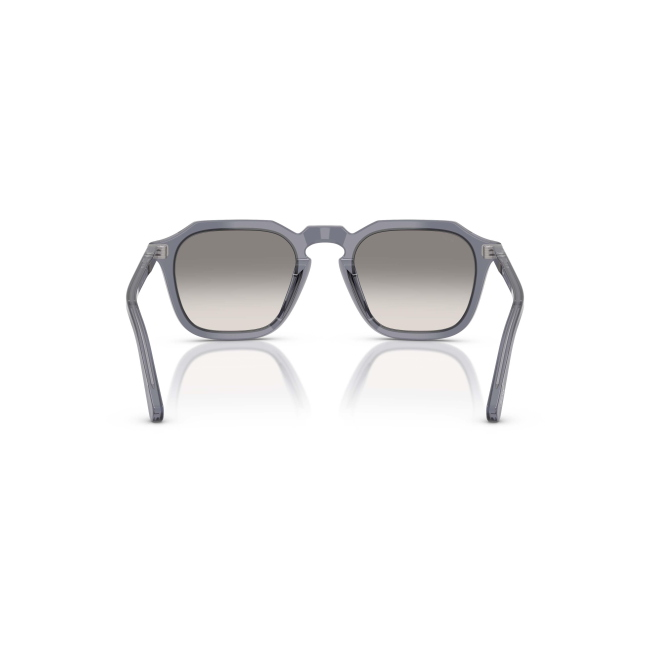 Persol PO 3292S col. 1239/32 è un occhiale da sole da donna in acetato blu chiaro trasparente, dalla forma squadrata e calibro 50.