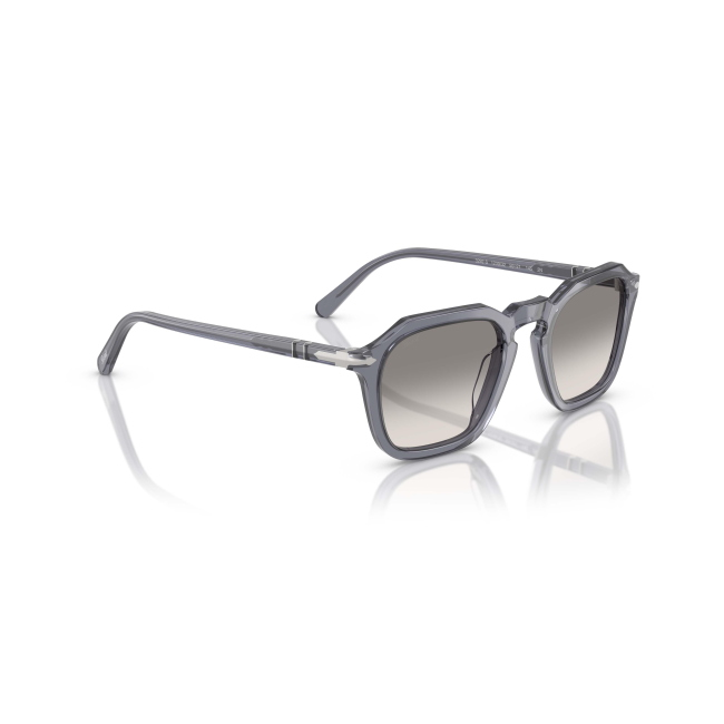 Persol PO 3292S col. 1239/32 è un occhiale da sole da donna in acetato blu chiaro trasparente, dalla forma squadrata e calibro 50.