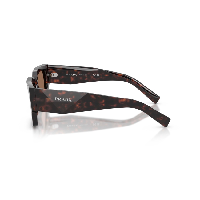 Prada SPR B17 col. 17N-06B è un occhiale da sole da uomo in acetato marrone tartarugato, dalla forma rettangolare e calibro 54.