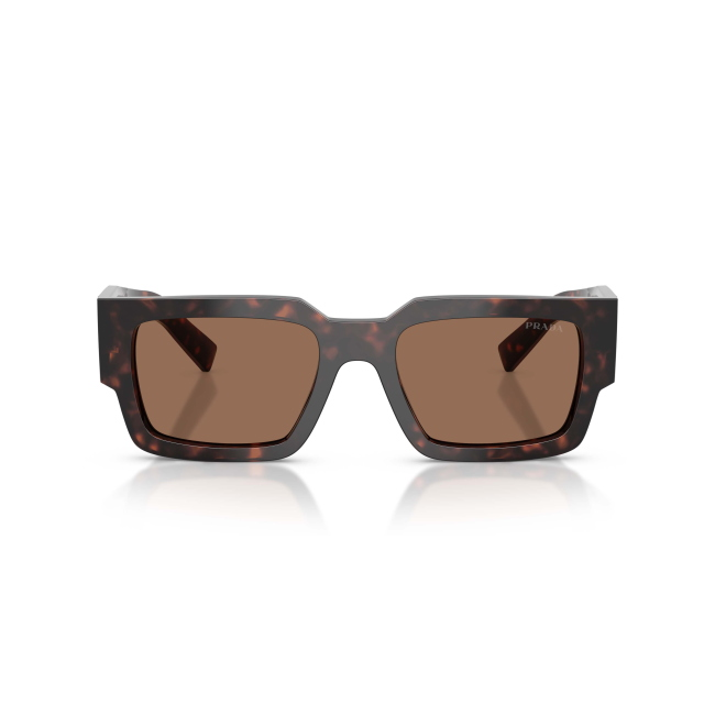Prada SPR B17 col. 17N-06B è un occhiale da sole da uomo in acetato marrone tartarugato, dalla forma rettangolare e calibro 54.