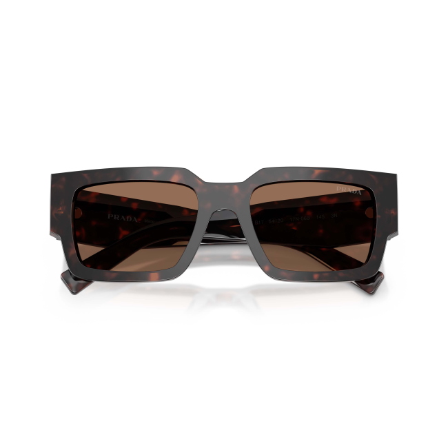 Prada SPR B17 col. 17N-06B è un occhiale da sole da uomo in acetato marrone tartarugato, dalla forma rettangolare e calibro 54.
