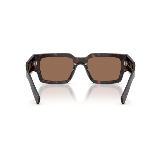 Prada SPR B17 col. 17N-06B è un occhiale da sole da uomo in acetato marrone tartarugato, dalla forma rettangolare e calibro 54.