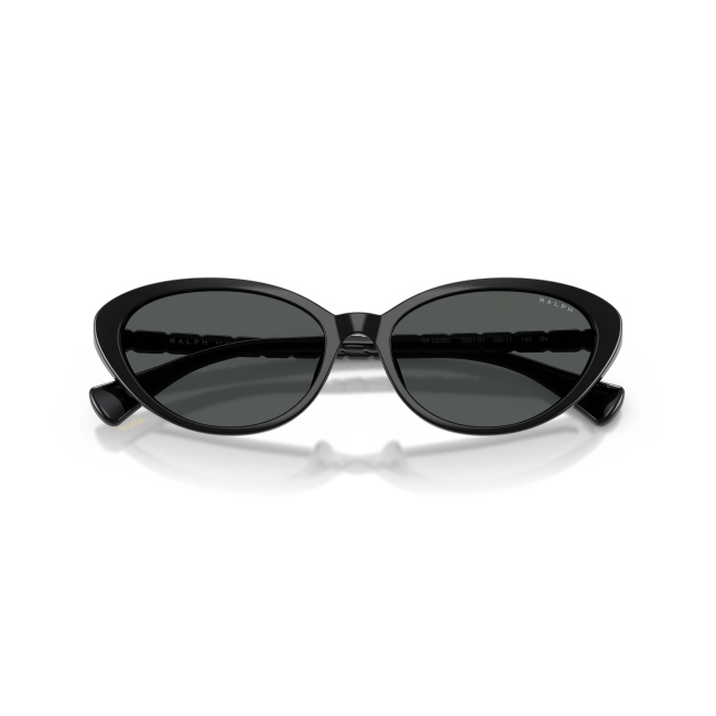 Ralph RA 5338U col. 5001/87 interpreta il modello con acetato NERO LUCIDO con lenti GRIGIO SCURO. il calibro 56 ne definiscono il carattere.