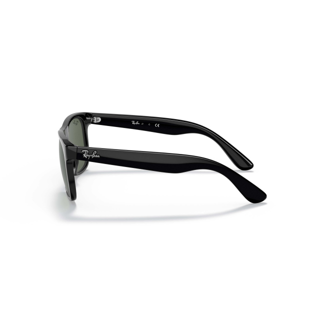 Ray-Ban Junior RB 9069S col. 100/71 è un occhiale da sole in acetato nero lucido e calibro 48.