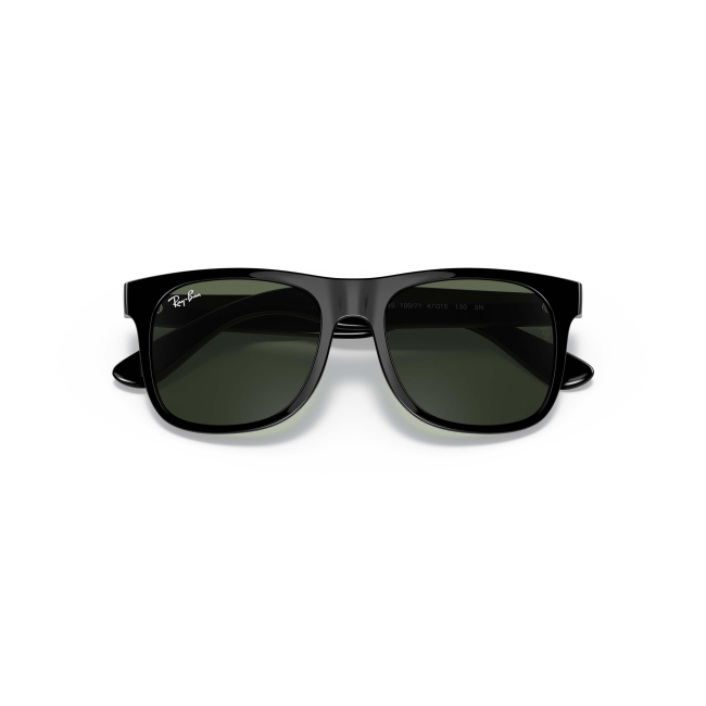 Ray-Ban Junior RB 9069S col. 100/71 è un occhiale da sole in acetato nero lucido e calibro 48.