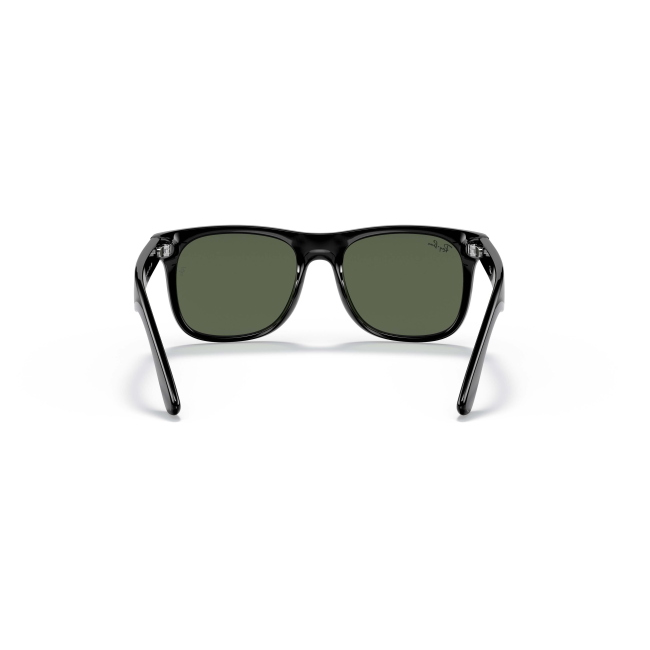 Ray-Ban Junior RB 9069S col. 100/71 è un occhiale da sole in acetato nero lucido e calibro 48.