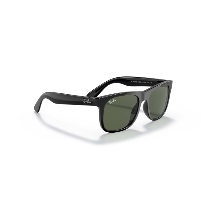 Ray-Ban Junior RB 9069S col. 100/71 è un occhiale da sole in acetato nero lucido e calibro 48.