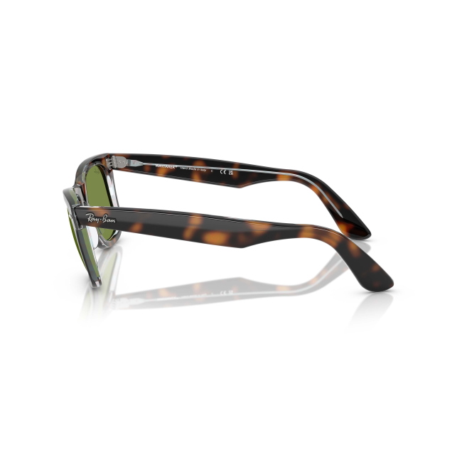 Ray-Ban RB 2140 WAYFARER col. 1413/4E valorizza acetato MARRONE TARTARUGATO SU MULTICOLOR con lenti VERDE. Calibro 50, per una presenza precisa ma non eccessiva.