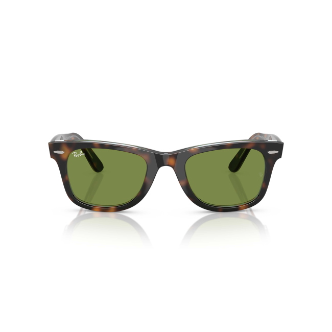 Ray-Ban RB 2140 WAYFARER col. 1413/4E valorizza acetato MARRONE TARTARUGATO SU MULTICOLOR con lenti VERDE. Calibro 50, per una presenza precisa ma non eccessiva.