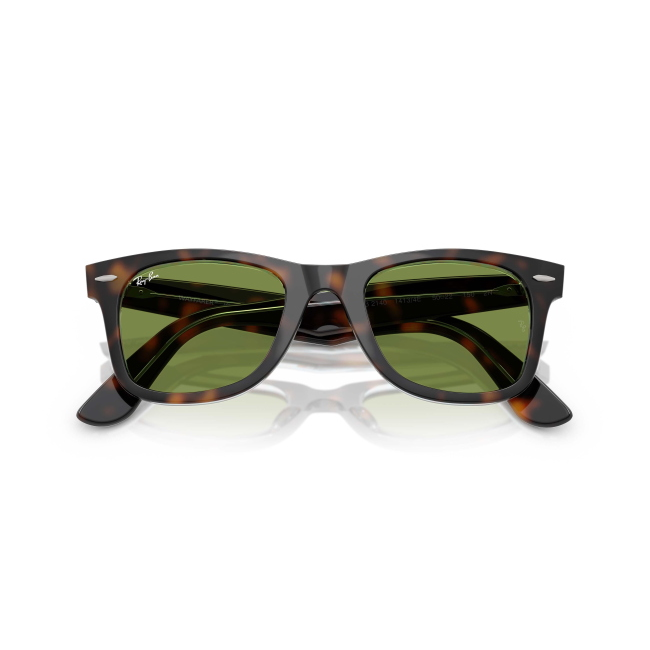 Ray-Ban RB 2140 WAYFARER col. 1413/4E valorizza acetato MARRONE TARTARUGATO SU MULTICOLOR con lenti VERDE. Calibro 50, per una presenza precisa ma non eccessiva.