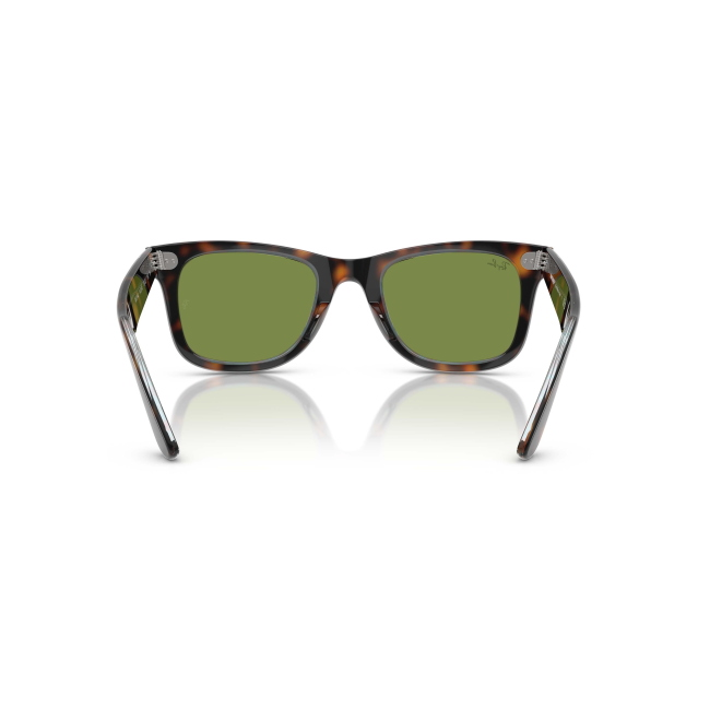 Ray-Ban RB 2140 WAYFARER col. 1413/4E valorizza acetato MARRONE TARTARUGATO SU MULTICOLOR con lenti VERDE. Calibro 50, per una presenza precisa ma non eccessiva.