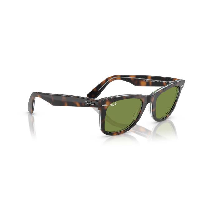 Ray-Ban RB 2140 WAYFARER col. 1413/4E valorizza acetato MARRONE TARTARUGATO SU MULTICOLOR con lenti VERDE. Calibro 50, per una presenza precisa ma non eccessiva.