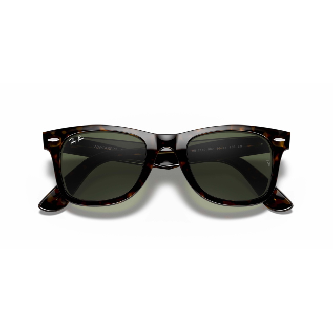 Ray-Ban RB 2140 WAYFARER col. 902 è un occhiale da sole in acetato marrone tartarugato e calibro 50.