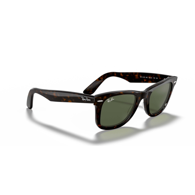 Ray-Ban RB 2140 WAYFARER col. 902 è un occhiale da sole in acetato marrone tartarugato e calibro 50.