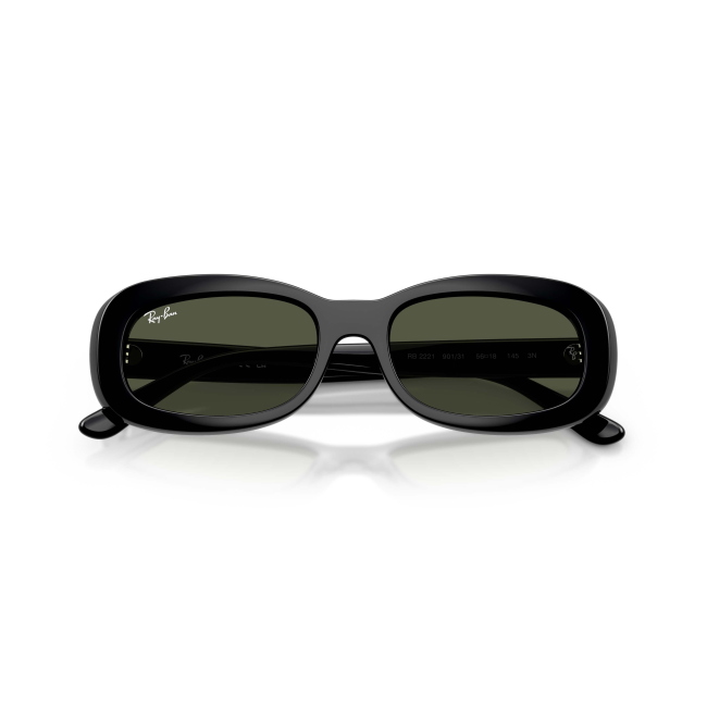 Ray-Ban RB 2221 col. 901/31 presenta un profilo lineare in acetato NERO LUCIDO con lenti GRIGIO VERDE G15. Calibro 56, con linee pensate per l'uso quotidiano.