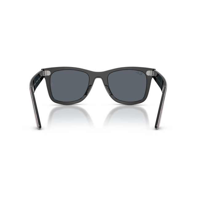 Ray-Ban RB 2240 WAYFARER col. 1441/R5 è un occhiale da sole in acetato marrone tartarugato su nero e calibro 50.