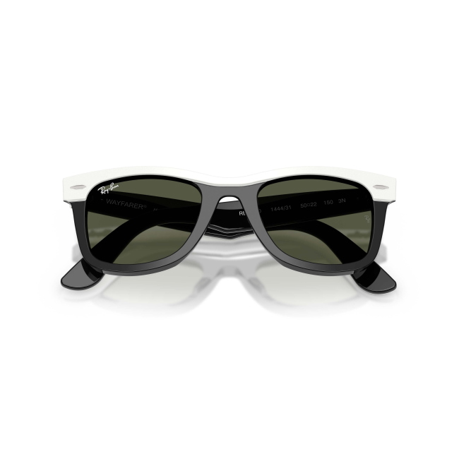 Ray-Ban RB 2240 WAYFARER col. 1444/31 è un occhiale da sole in acetato bianco su nero e calibro 50.