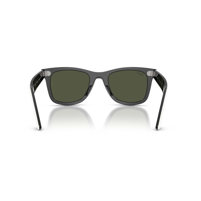 Ray-Ban RB 2240 WAYFARER col. 1444/31 è un occhiale da sole in acetato bianco su nero e calibro 50.