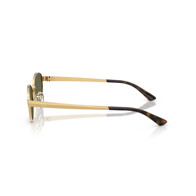 Ray-Ban RB 3774D col. 001/9A abbina METALLO ORO con lenti VERDE SCURO POLARIZZATO a un profilo essenziale. Calibro 55, con una presenza ben definita sul viso.