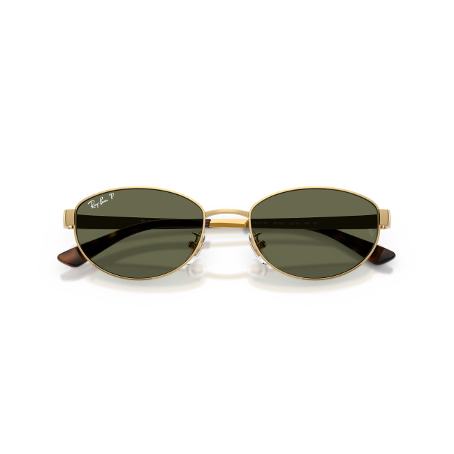 Ray-Ban RB 3774D col. 001/9A abbina METALLO ORO con lenti VERDE SCURO POLARIZZATO a un profilo essenziale. Calibro 55, con una presenza ben definita sul viso.