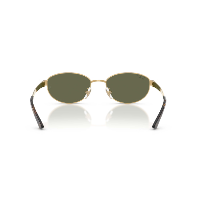 Ray-Ban RB 3774D col. 001/9A abbina METALLO ORO con lenti VERDE SCURO POLARIZZATO a un profilo essenziale. Calibro 55, con una presenza ben definita sul viso.
