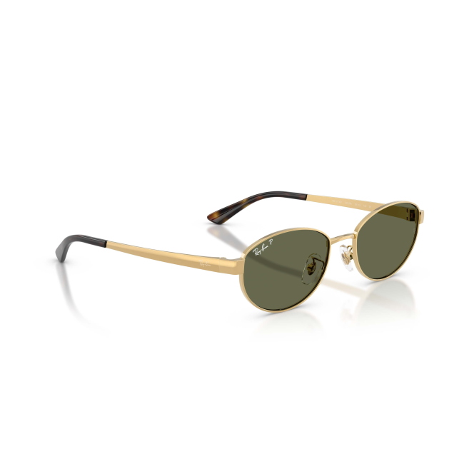 Ray-Ban RB 3774D col. 001/9A abbina METALLO ORO con lenti VERDE SCURO POLARIZZATO a un profilo essenziale. Calibro 55, con una presenza ben definita sul viso.