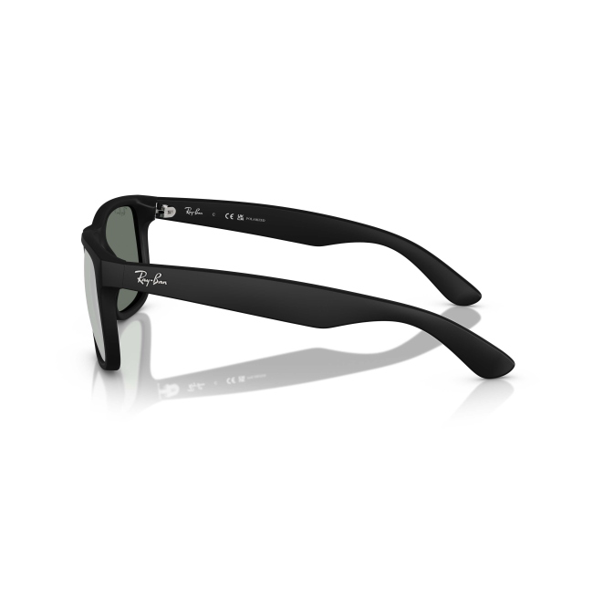 Ray-Ban RB 4165 JUSTIN col. 622/Y4 è un occhiale da sole in acetato nero gommato e calibro 55.